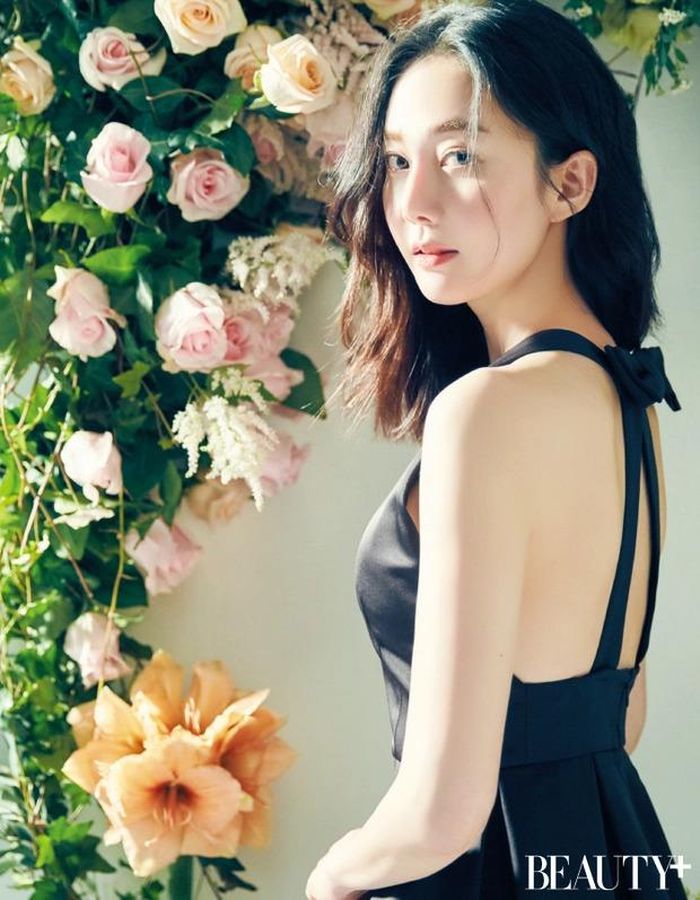 Yeom Jung Ah quá trẻ trung so với độ tuổi 54, khiến netizen vô cùng ngạc nhiên. Ảnh: Naver