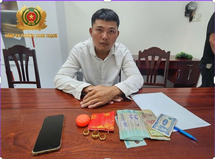 Đối tượng Phạm Văn Dọn và tang vật thu giữ được. Ảnh: CA phường Nhơn Trạch.