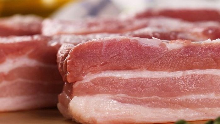 Thịt heo, đặc biệt là phần ba chỉ, đôi khi có mùi tanh nhẹ hoặc mùi đặc trưng khiến món ăn kém hấp dẫn. Ảnh minh họa.