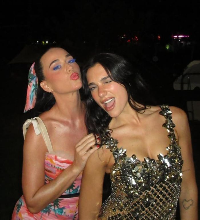 Dua Lipa và Katy Perry hội ngộ tại Sunny Hill Festival, cùng thực hiện điệu nhảy đang thịnh hành trên TikTok. (Ảnh: IGNV)