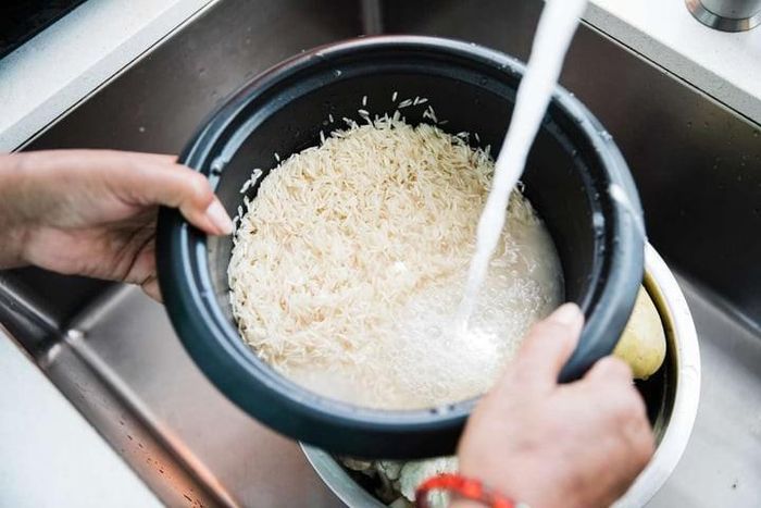 Khi vo trực tiếp trong nồi, bạn cũng khó kiểm soát lượng nước chính xác. Ảnh minh họa.