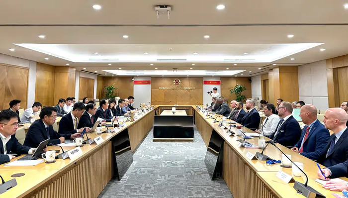 Hai bên trao đổi về cơ hội hợp tác trong các lĩnh vực công nghệ chiến lược, trí tuệ nhân tạo (AI), hạ tầng số, viễn thông, dữ liệu và phát triển nguồn nhân lực chất lượng cao. Ảnh: Bộ KH&CN.