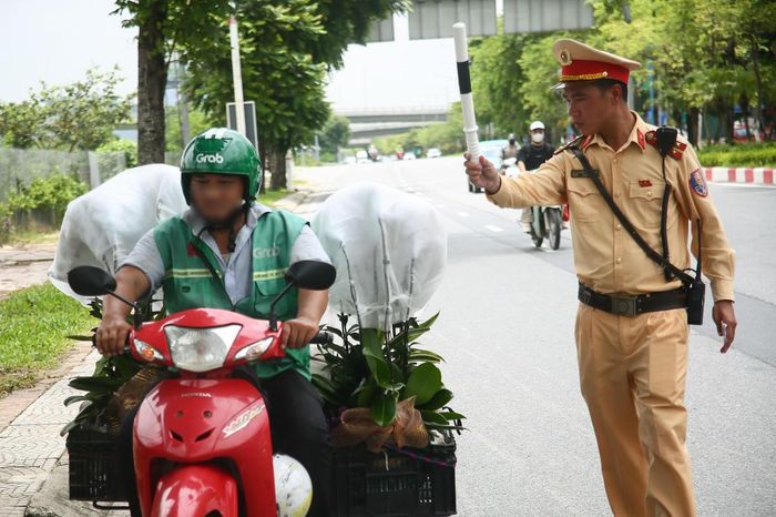 Công an Hà Nội khuyến cáo người dân không chở hàng hóa vượt quá giới hạn cho phép. Ảnh: Công an Hà Nội.