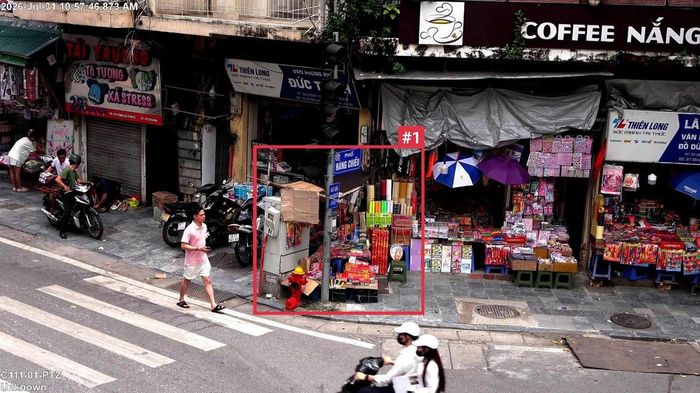 Tổ chức sử dụng trái phép lòng đường, vỉa hè bị phạt từ 8 đến 12 triệu đồng. Ảnh: Công an Hà Nội.