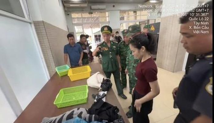 Lực lượng chức năng kiểm tra hành lý của N.T.P