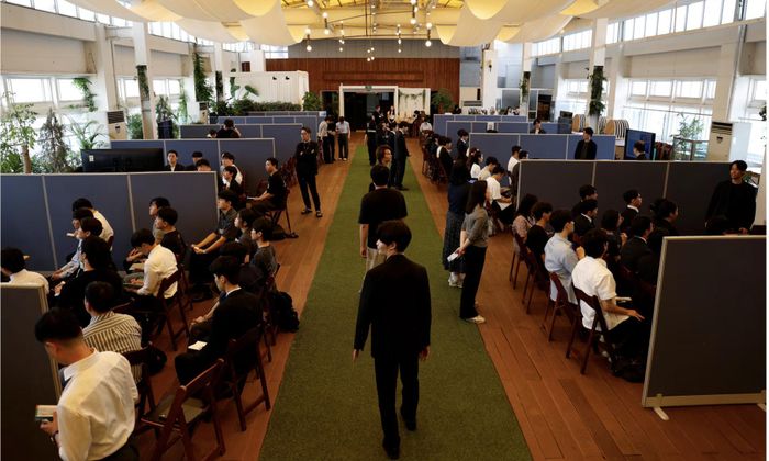 Người tìm việc Hàn Quốc tham dự hội chợ việc làm kết nối họ với các nhà tuyển dụng Nhật Bản tại thủ đô Seoul, Hàn Quốc vào ngày 12/7- Ảnh: Reuters