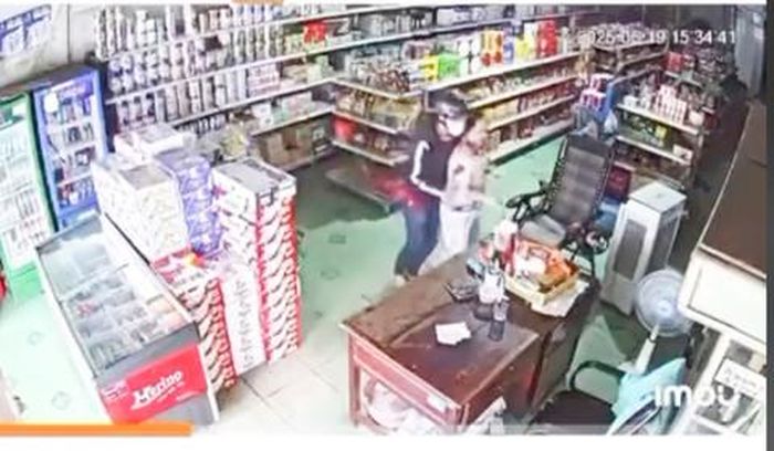 Tên cướp khống chế chủ tiệm tạp hóa cướp tài sản