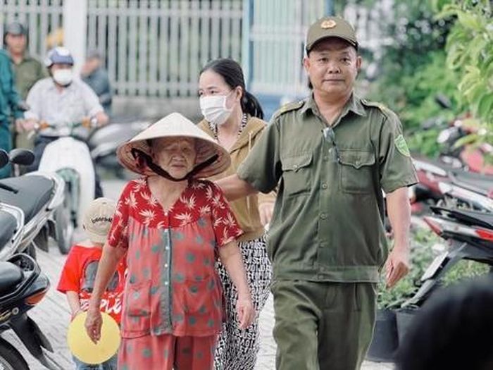 Nhân viên An ninh cơ sở xã Bình Mỹ hỗ trợ đưa người cao tuổi đi khám sức khỏe định kỳ