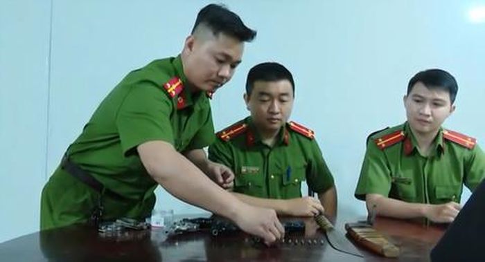 Lực lượng Công an kiểm tra hung khí thu được