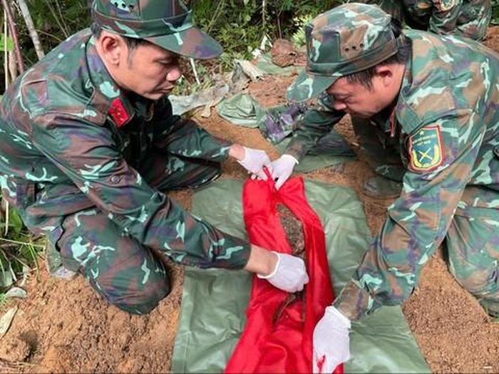 Lực lượng chức năng tìm thấy hài cốt liệt sĩ tại xã Đăk Pék. Ảnh xã cung cấp.