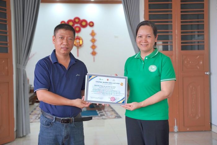Tiến sĩ Trần Thị Thanh Bình trao giấy chứng nhận cơ sở chế biến rộng 175 m² đáp ứng tiêu chuẩn PGS cho Hợp tác xã Tân Lạc Sơn.
