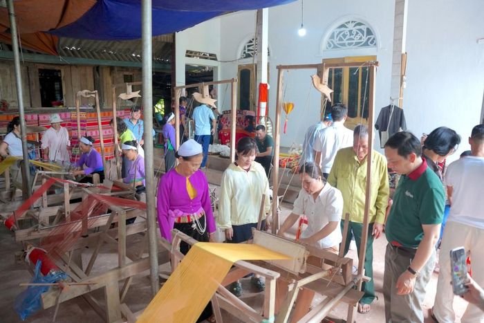 Đoàn công tác được trải nghiệm dệt thổ cẩm tại hợp tác xã.