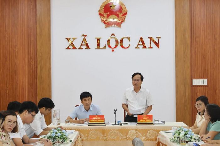Đồng chí Võ Đại Thắng, Chủ tịch UBND xã Lộc An phát biểu tại cuộc họp