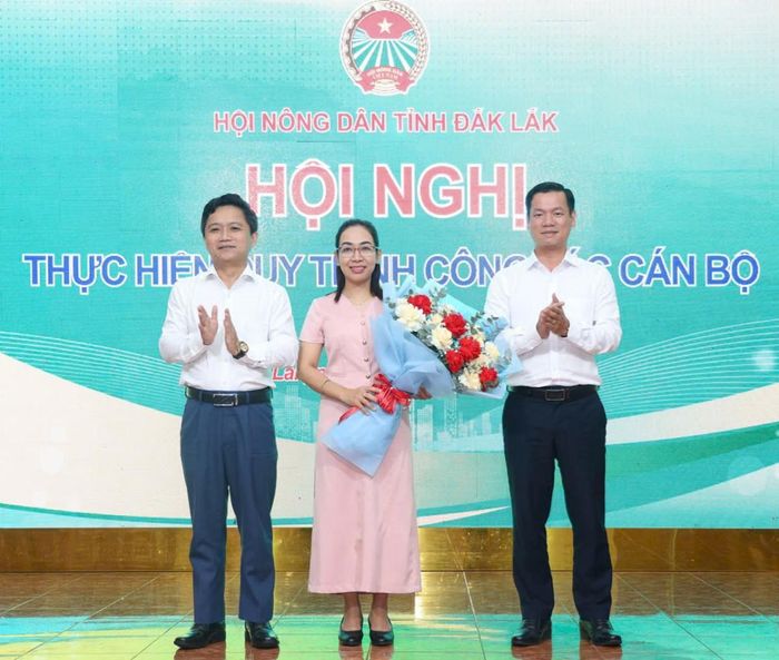 Thường trực Hội Nông dân tỉnh tặng hoa chúc mừng đồng chí H Giang Niê, Chủ tịch Hội Nông dân tỉnh Đắk Lắk.