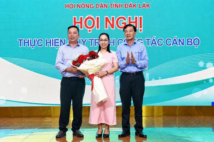 Đồng chí Lê Bá Cảnh - Phó Chủ tịch Ủy ban MTTQ Việt Nam tỉnh và Nguyễn Hữu Toàn - Phó Trưởng Ban Tổ chức Tỉnh ủy trao hoa chúc mừng đồng chí H Giang Niê - Chủ tịch Hội Nông dân tỉnh Đắk Lắk