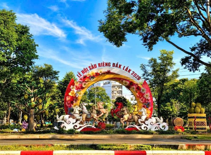  Không gian trang trí Lễ hội Sầu riêng Đắk Lắk 2026 tại Hoa viên Buôn Ma Thuột thu hút người dân và du khách. 