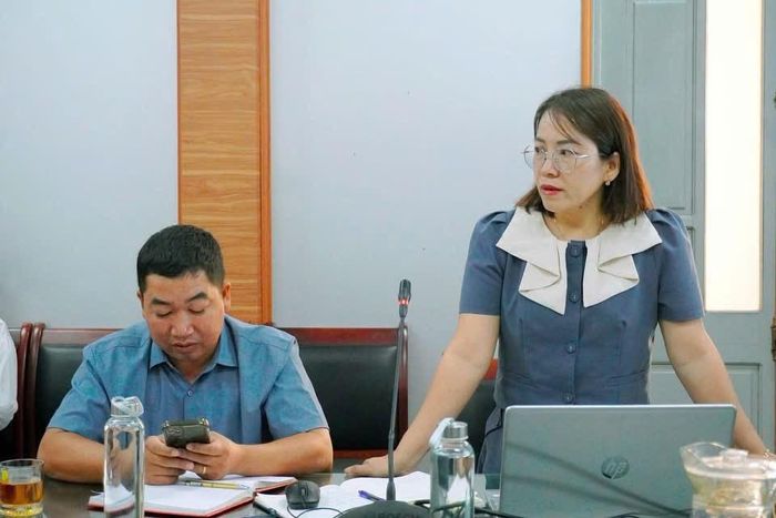  Bà Nguyễn Thị Thanh Nga- Phó phòng kinh tế báo cáo tại buổi làm việc. 