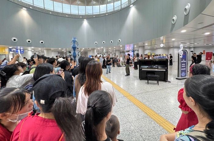 Khán giả thích thú thưởng thức nhạc kịch mà không cần bước vào nhà hát.