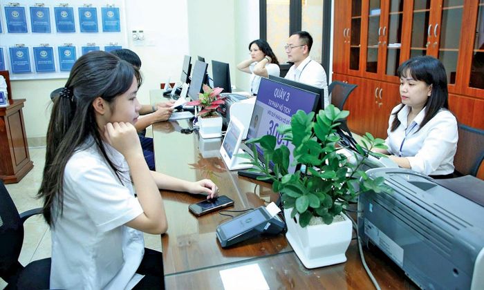 Người dân đến làm thủ tục hành chính tại điểm phục vụ hành chính công trên địa bàn TP Hà Nội.