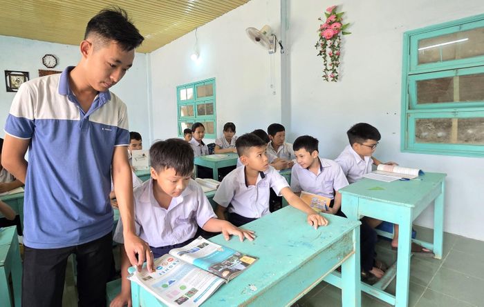 Thời gian qua, thầy Tuấn phụ trách dạy môn Toán ở lớp học tình thương.