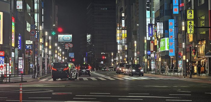 Đường phố Tokyo ngập tràn ánh sáng về đêm.