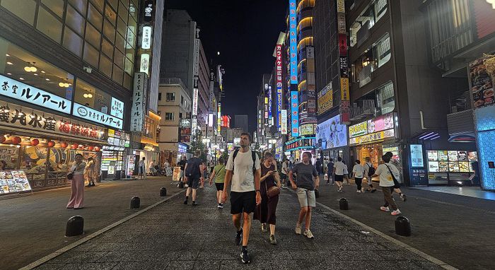 Du khách như lạc vào một sân khấu ánh sáng trên đường phố Tokyo.