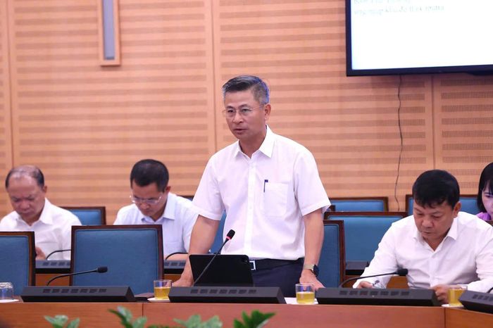 Giám đốc Sở Xây dựng Hà Nội Nguyễn Phi Thường thông tin tại cuộc họp.