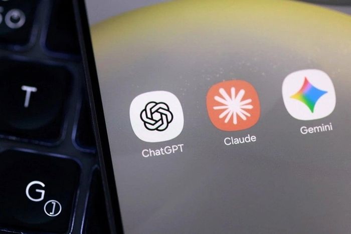 Biểu tượng ứng dụng ChatGPT, Claude và Gemini trên điện thoại. (Ảnh: Reuters)