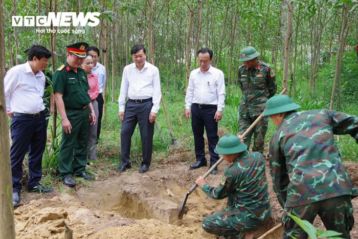 Ông Lê Hồng Vinh, Chủ tịch UBND tỉnh Quảng Trị (đứng thứ 3 từ phải sang) đến kiểm tra, động viên lực lượng đang thực hiện tìm kiếm, quy tập hài cốt liệt sĩ tại khu vực Câu Nhi. (Ảnh: Xuân Diện)