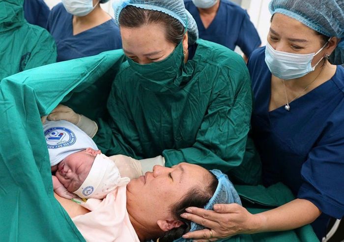 Bé trai nặng 4kg cất tiếng khóc khỏe mạnh trong niềm vỡ òa của gia đình và ê-kíp phẫu thuật. (Ảnh: BVCC)