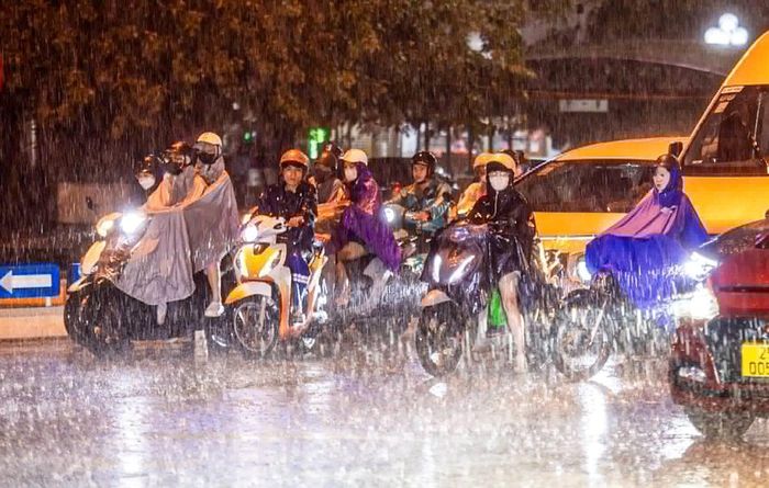 Dự báo thời tiết Hà Nội ngày mai 5/8: Mưa to kèm dông, nhiệt độ cao nhất 30°C