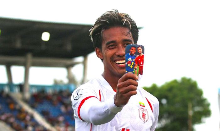 Maung Maung Lwin ăn mừng cùng tấm ảnh chụp với Bruno Fernandes.