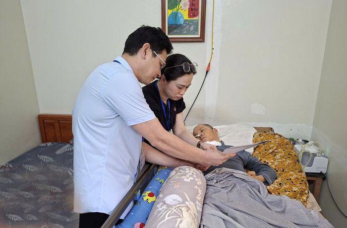 Thành viên Tổ Hành chính công xung kích xã Thuận An hỗ trợ người dân thực hiện thủ tục chứng thực chữ ký ủy quyền lĩnh lương hưu. Ảnh: Thu Khuyên