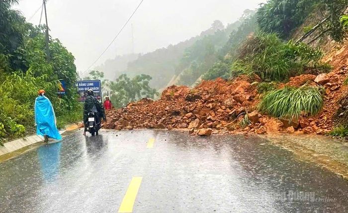 Mưa lũ gây sạt lở một tuyến đường trên địa bàn tỉnh Tuyên Quang. Ảnh: Báo Tuyên Quang.