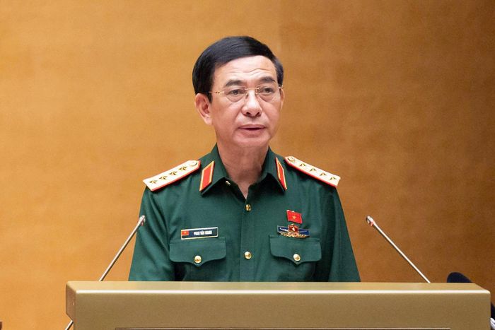 Đại tướng Phan Văn Giang trình bày tờ trình 2 dự án Luật. Ảnh: media.quochoi.vn