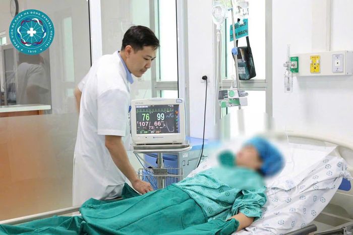Bác sĩ thăm khám bệnh nhân. Ảnh: BVCC