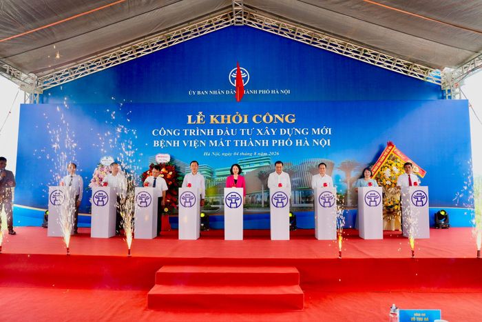 Phó Chủ tịch UBND thành phố Hà Nội Vũ Thu Hà cùng các đại biểu thực hiện nghi thức khởi công công trình. Ảnh: Hữu Tiệp