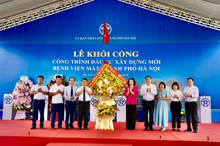 Phó Chủ tịch UBND thành phố Hà Nội Vũ Thu Hà trao tặng lẵng hoa chúc mừng tại sự kiện. Ảnh: Hữu Tiệp