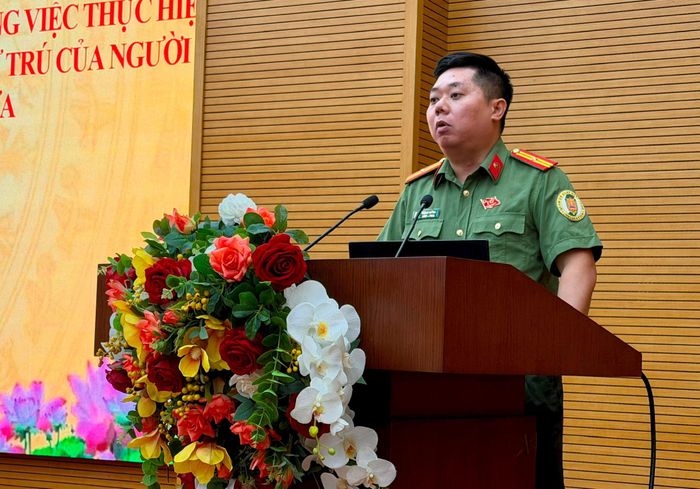 Thiếu tá Ngô Lý Huỳnh phổ biến các quy định pháp luật hiện hành về nhập cảnh, xuất cảnh... Ảnh: Võ Giang