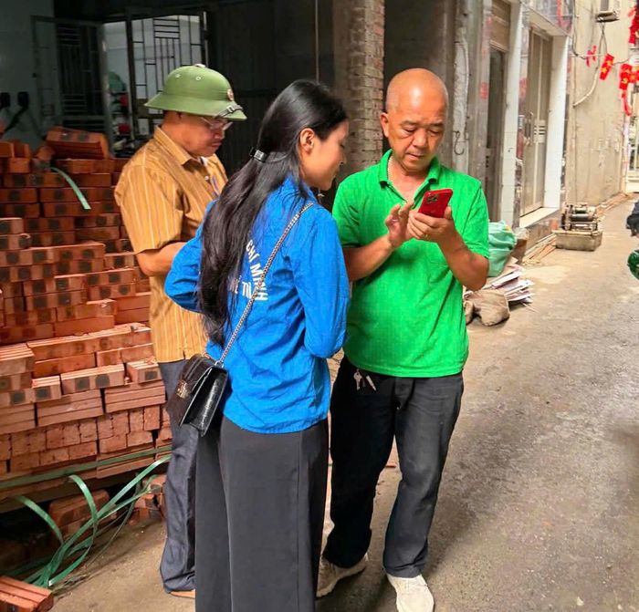 Sự hỗ trợ nhiệt tình của đoàn viên, thanh niên phường giúp quá trình kê khai của người dân diễn ra thuận lợi. Ảnh: PV
