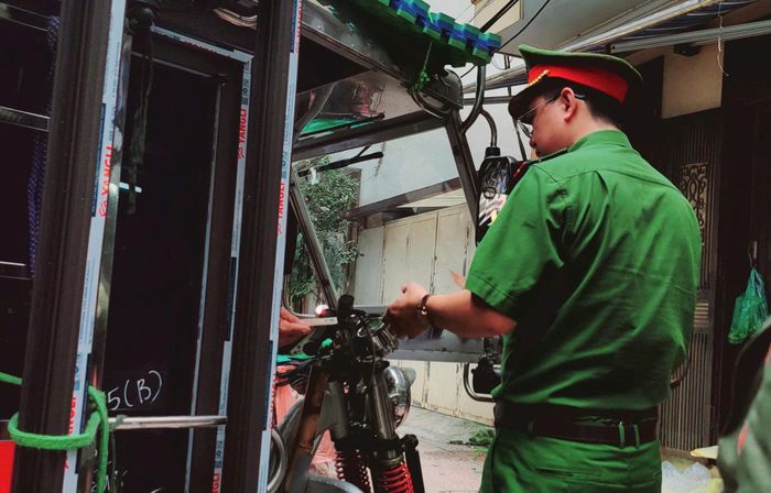 Lực lượng chức năng phường Cầu Giấy kiểm tra, xử lý các trường hợp vi phạm. Ảnh: Vân Nhi