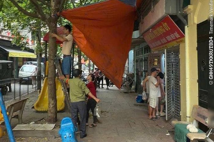 Lực lượng chức năng kiểm tra, xử lý các trường hợp vi phạm. Ảnh: Vân Nhi