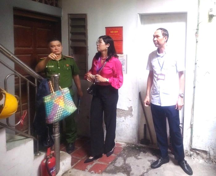 Lãnh đạo UBND phường Bạch Mai kiểm tra, rà soát việc thực hiện PCCC tại các khu dân cư trên địa bàn. Ảnh: PV