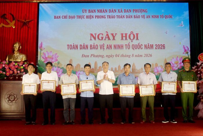 Bí thư Đảng ủy, Chủ tịch HĐND xã Đan Phượng Nguyễn Gia Hiển trao khen thưởng cho các tập thể. Ảnh: Thiên Tú
