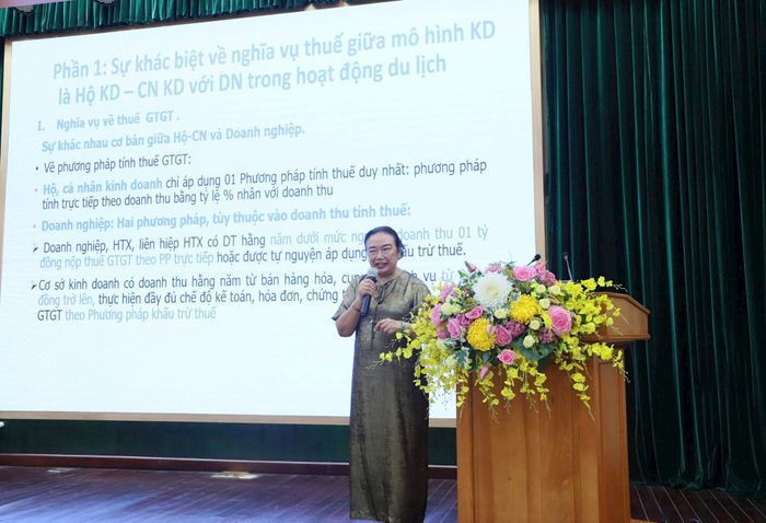 Chủ tịch Hội Tư vấn thuế Việt Nam Nguyễn Thị Cúc chia sẻ tại tọa đàm. Ảnh: PV