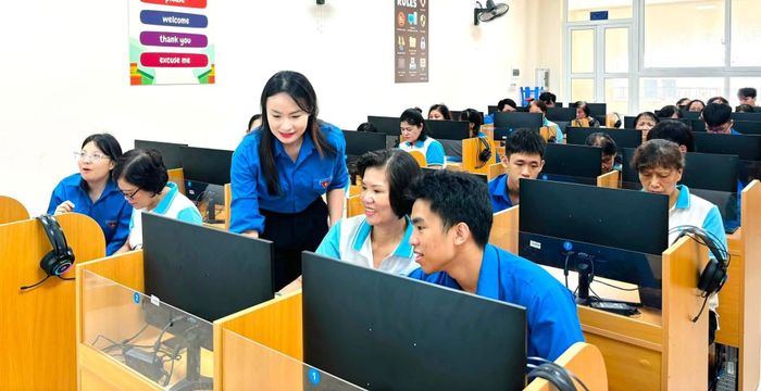 Lớp học "Bình dân học vụ số lưu động" tại phường Ba Đình. Ảnh: Đức Phúc