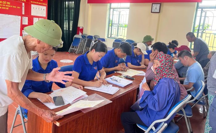 Đoàn viên, thanh niên xã Thuận An hỗ trợ chiến dịch 45 ngày làm sạch dữ liệu đất đai trên địa bàn xã. Ảnh: Viết Nam