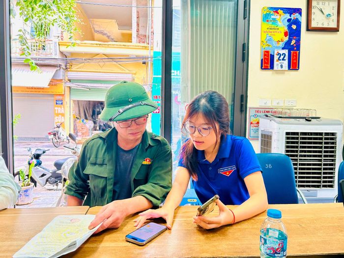 Tuổi trẻ phường Hoàng Mai hỗ trợ người dân kê khai nộp thuế. Ảnh: Trần Oanh