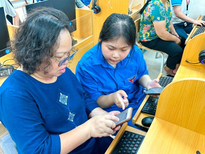 Các bạn trẻ luôn kiên trì hỗ trợ người dân trong chuyển đổi số. Ảnh: Đức Phúc