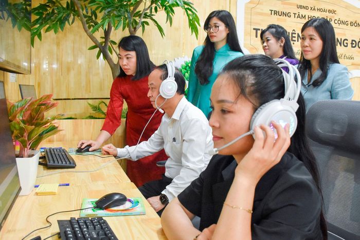 Từ mô hình điểm Trung tâm học tập cộng đồng tại xã Hoài Đức, Hà Nội đang từng bước hình thành cách làm mới, kết hợp giữa công nghệ số với phát triển văn hóa đọc. Ảnh: Phạm Thảo